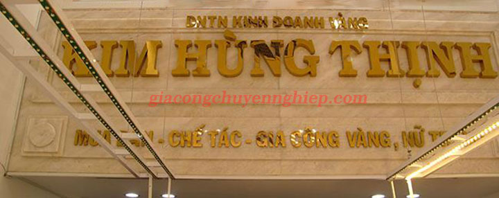 Bí ẩn nằm sau dòng chữ inox vàng giữa thủ đô Hà Nội
